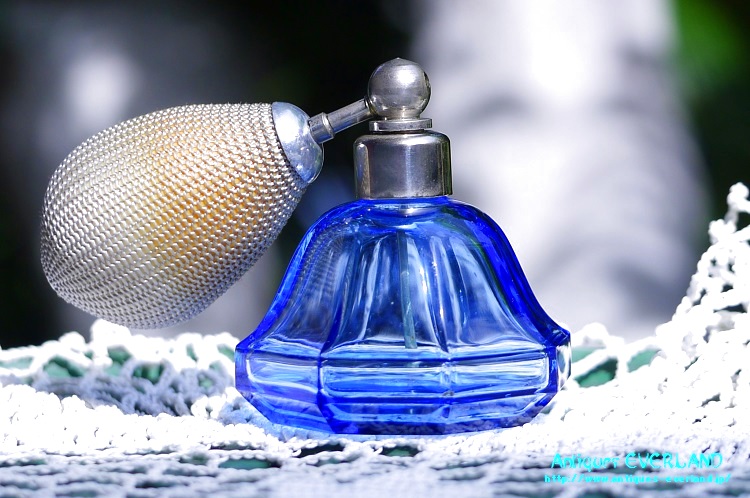 画像1: フランス　コーンフラワーブルー ガラス　香水瓶　パーフュームボトル　 (1)